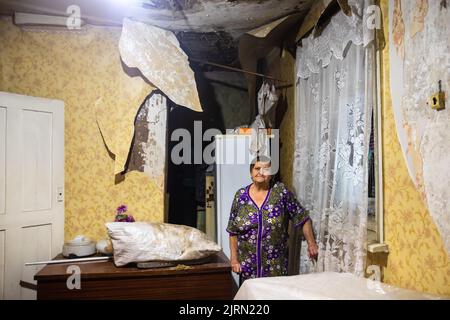 Pokrowsk, Ukraine. 4. August 2022. Eine Bewohnerin von Pokrowsk in ihrem Haus, das durch den Beschuss der russischen Artillerie zerstört wurde (Bild: © Mykhaylo Palintschak/SOPA Bilder via ZUMA Press Wire) Stockfoto