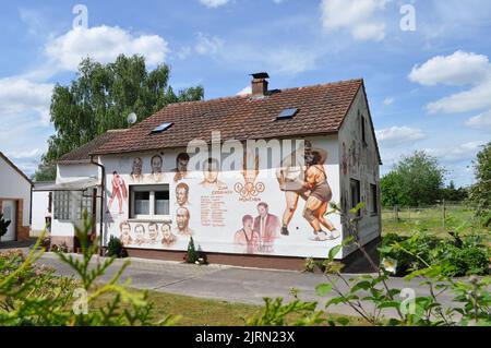 SCHIFFERSTADT, Deutschland 25. AUGUST 2022: Geburtsort und Elternhaus des deutschen Olympiasiegers Wilfried Dietrich in Schifferstadt. Stockfoto