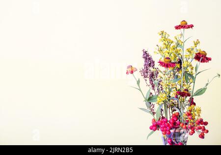Herbstblumen Hintergrund, Herbstblumen Bouquet, Herbst Wildblumen Komposition Stockfoto