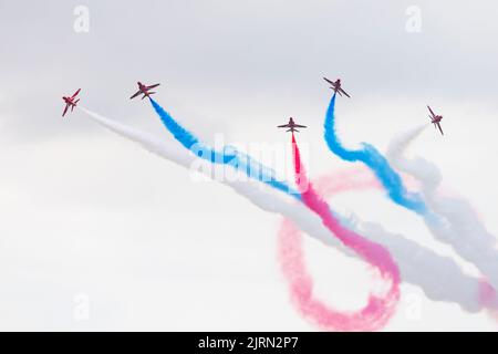 Das RAF-Kunstflugteam, die Red Arrows, ist mit nur 6 Flugzeugen unterwegs und zeigt am Familientag der RAF Syerston eine niedrige Wolkenbasis. Stockfoto