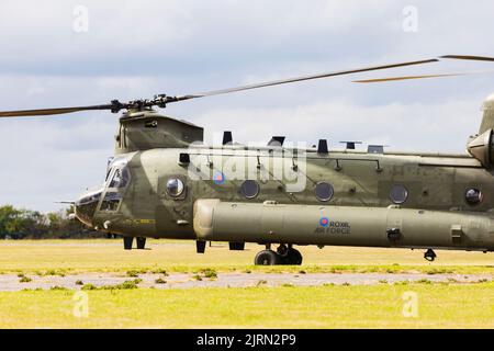 Boeing CH-47D Chinook Heavy Lift des Royal Air Force Chinook Display Teams, das bei RAF Odiham, RAF Syerston Familientag, beheimatt ist. Stockfoto