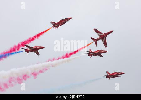 Das RAF-Kunstflugteam, die Red Arrows, ist mit nur 6 Flugzeugen unterwegs und zeigt am Familientag der RAF Syerston eine niedrige Wolkenbasis. Stockfoto
