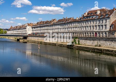 Fluss Doubs und der Quai Vauban in Besancon, Bourgogne-Franche-Comté, Frankreich, Europa | Quai Vauban und Doubs River in Besancon, Bourgogne-Franche Stockfoto