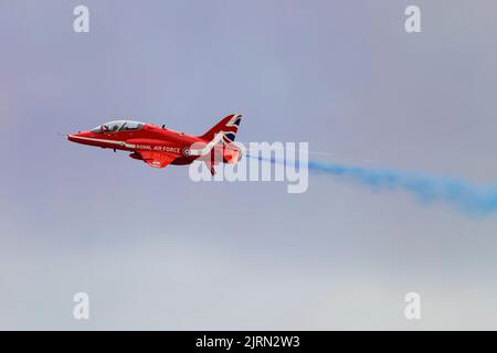 Das RAF-Kunstflugteam, die Red Arrows, ist mit nur 6 Flugzeugen unterwegs und zeigt am Familientag der RAF Syerston eine niedrige Wolkenbasis. Stockfoto