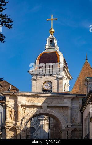 Der gallisch-römische Triumphalbogen Porte Noire und die St.-Johannes Kathedrale in Besancon, Bourgogne-Franche-Comté, Frankreich, Europa | Roman triu Stockfoto