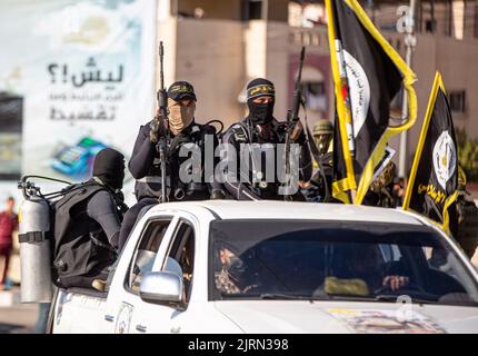 Gaza, Palästina. 24. August 2022. Bewaffnete Kämpfer der Al-Quds Brigaden, des militärischen Flügels des Islamischen Jihad, nehmen an einer antiisraelischen Militärparade in Rafah, im südlichen Gazastreifen, Teil. Am späten Sonntagabend, dem 7. August 2022, begann eine von Ägyptern vermittelte Waffenruhe zwischen Israel und dem Islamischen Jihad, und drei Tage der Gewalt endeten. Kredit: SOPA Images Limited/Alamy Live Nachrichten Stockfoto