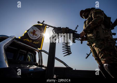 Gaza, Palästina. 24. August 2022. Bewaffnete Kämpfer der Al-Quds Brigaden, des militärischen Flügels des Islamischen Jihad, nehmen an einer antiisraelischen Militärparade in Rafah, im südlichen Gazastreifen, Teil. Am späten Sonntagabend, dem 7. August 2022, begann eine von Ägyptern vermittelte Waffenruhe zwischen Israel und dem Islamischen Jihad, und drei Tage der Gewalt endeten. Kredit: SOPA Images Limited/Alamy Live Nachrichten Stockfoto