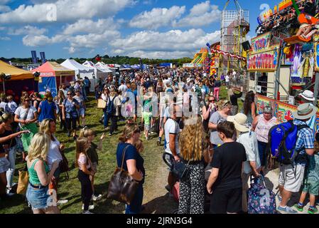 Bridport, Dorset, Großbritannien. 25.. August 2022. Große Menschenmengen, die an der Melplash Show in Bridport in Dorset teilnehmen, die nach einer dreijährigen Pause aufgrund der Covid-19-Pandemie zurückkehrt. Bildnachweis: Graham Hunt/Alamy Live News Stockfoto