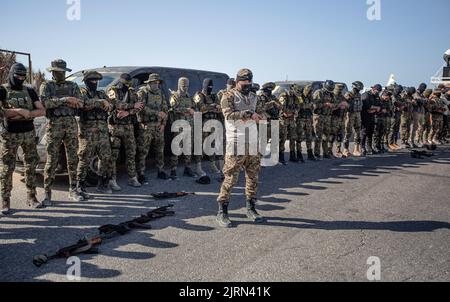 Gaza, Palästina. 24. August 2022. Kämpfer aus Saraya al-Quds, dem militärischen Flügel des Islamischen Jihad, beten während einer antiisraelischen Militärkundgebung in Rafah, im südlichen Gazastreifen. Am späten Sonntagabend, dem 7. August 2022, begann eine von Ägyptern vermittelte Waffenruhe zwischen Israel und dem Islamischen Jihad, und drei Tage der Gewalt endeten. (Foto von Yousef Masoud/SOPA Images/Sipa USA) Quelle: SIPA USA/Alamy Live News Stockfoto