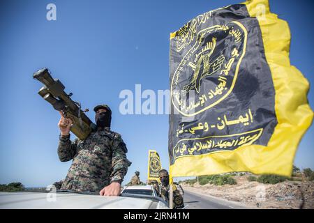 Gaza, Palästina. 24. August 2022. Bewaffnete Kämpfer der Al-Quds Brigaden, des militärischen Flügels des Islamischen Jihad, nehmen an einer antiisraelischen Militärparade in Rafah, im südlichen Gazastreifen, Teil. Am späten Sonntagabend, dem 7. August 2022, begann eine von Ägyptern vermittelte Waffenruhe zwischen Israel und dem Islamischen Jihad, und drei Tage der Gewalt endeten. (Foto von Yousef Masoud/SOPA Images/Sipa USA) Quelle: SIPA USA/Alamy Live News Stockfoto