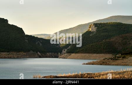 Blick auf den Itoiz-Stausee in Navarra, der aufgrund der Sommertrockenheit sehr leer ist. Hochwertige Fotos Stockfoto