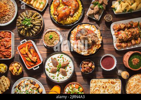 Arabische Küche: Traditionelles Mittagessen im Nahen Osten. Verschiedene arabische orientalische Gerichte. Draufsicht mit Nahaufnahme. Stockfoto