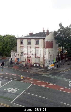 Abriss des Northumberland Pub Chester Road, Old Trafford Manchester. ( Serie von 5 Bildern). Der Old Trafford Pub war ein beliebter Treffpunkt für Fans von Manchester United, bevor sie zu Heimspielen gingen, bevor er selbst geschlossen wurde und im Februar 2017 endgültig abgerissen wurde, um Platz für neue Wohnungen zu schaffen. Bild garyroberts/worldwidefeatures.com Stockfoto