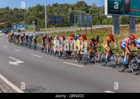 Braga, Portugal : 12. August 2022, - Radfahrer, die an der Etappe Santo Tirso teilnehmen - Braga in Volta a Portugal Rennen, Braga, Portugal Stockfoto