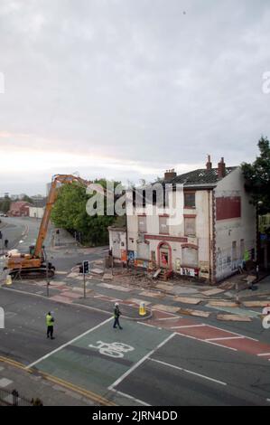 Abriss des Northumberland Pub Chester Road, Old Trafford Manchester. ( Serie von 5 Bildern). Der Old Trafford Pub war ein beliebter Treffpunkt für Fans von Manchester United, bevor sie zu Heimspielen gingen, bevor er selbst geschlossen wurde und im Februar 2017 endgültig abgerissen wurde, um Platz für neue Wohnungen zu schaffen. Bild garyroberts/worldwidefeatures.com Stockfoto