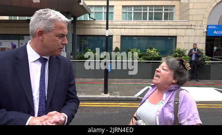 Bildschirmaufnahme aus einem PA-Video, in dem der Gesundheitsminister Steve Barclay vor dem Moorfields Eye Hospital in Ost-London getakelt wurde. Stockfoto