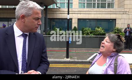 Bildschirmaufnahme aus einem PA-Video, in dem der Gesundheitsminister Steve Barclay vor dem Moorfields Eye Hospital in Ost-London getakelt wurde. Stockfoto