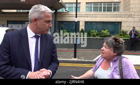 Bildschirmaufnahme aus einem PA-Video, in dem der Gesundheitsminister Steve Barclay vor dem Moorfields Eye Hospital in Ost-London getakelt wurde. Stockfoto