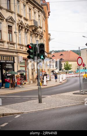 Dresden, Deutschland- August 18,2021: Fußgängerampel an einer Kreuzung. Stockfoto