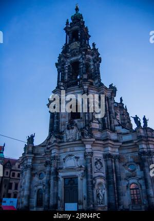 Blick auf die Kirche der Heiligen Dreifaltigkeit nach Sonnenuntergang Stockfoto