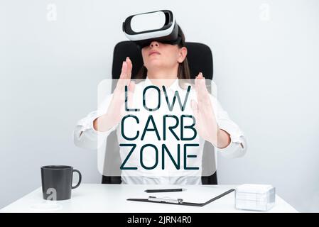 Text mit Inspiration Low Carb Zone. Wort geschrieben über gesunde Ernährung zum Abnehmen Essen mehr Proteine zuckerfrei Frau trägt Headset und Stockfoto