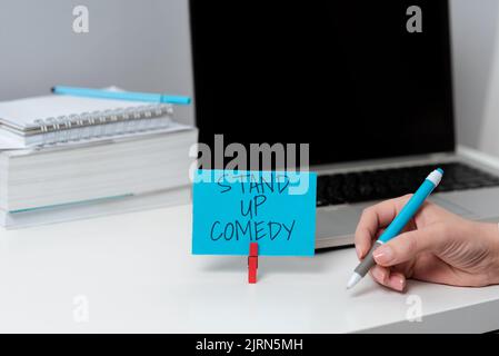 Text mit Inspiration Stand Up Comedy. Wort geschrieben auf Comedian Auftritt sprechen vor Live-Publikum Geschäftsmann präsentieren über Hand und Stockfoto