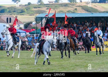 Bridport, Dorset, Großbritannien. 25.. August 2022. Die Reiter des Teufels treten im Hauptring auf der Melplash Show in Bridport in Dorset auf, die nach einer Lücke von drei Jahren aufgrund der Covid-19-Pandemie zurückkehrt. Bildnachweis: Graham Hunt/Alamy Live News Stockfoto