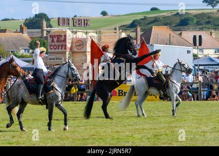 Bridport, Dorset, Großbritannien. 25.. August 2022. Die Reiter des Teufels treten im Hauptring auf der Melplash Show in Bridport in Dorset auf, die nach einer Lücke von drei Jahren aufgrund der Covid-19-Pandemie zurückkehrt. Bildnachweis: Graham Hunt/Alamy Live News Stockfoto