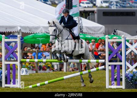 Bridport, Dorset, Großbritannien. 25.. August 2022. Showjumping bei der Melplash Show in Bridport in Dorset, die nach einer Lücke von drei Jahren aufgrund der Covid-19-Pandemie zurückkehrt. Bildnachweis: Graham Hunt/Alamy Live News Stockfoto