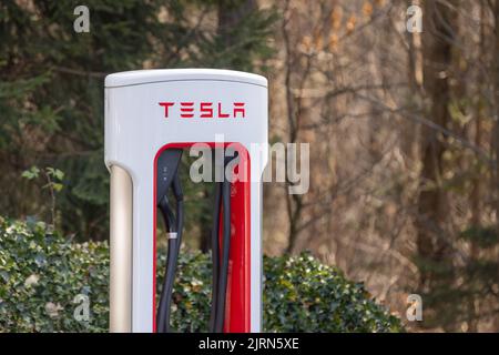 Slowenien, Ljubljana - März 26 2022: Elektroauto Tesla lädt an der Kompressorstation Stockfoto