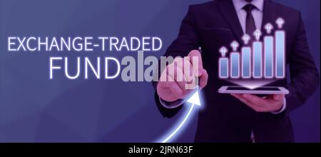 Textüberschrift mit Darstellung des Exchange Traded Fund. Konzeptionelle, fotomarketable Sicherheit, die einen Aktienindex nachverfolgt, den Lady Holding Puzzle Piece darstellt Stockfoto