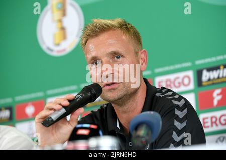 Hamburg, Deutschland. 25. August 2022. Fußball, DFB-Cup, FC Teutonia 05 Ottensen zum ersten Runde Spiel im DFB-Cup, Pressekonferenz. Coach David Bergner spricht während der Pressekonferenz. Quelle: Michael Schwartz/dpa/Alamy Live News Stockfoto