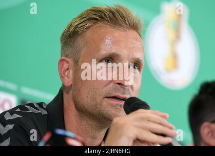 Hamburg, Deutschland. 25. August 2022. Fußball, DFB-Cup, FC Teutonia 05 Ottensen zum ersten Runde Spiel im DFB-Cup, Pressekonferenz. Coach David Bergner spricht während der Pressekonferenz. Quelle: Michael Schwartz/dpa/Alamy Live News Stockfoto