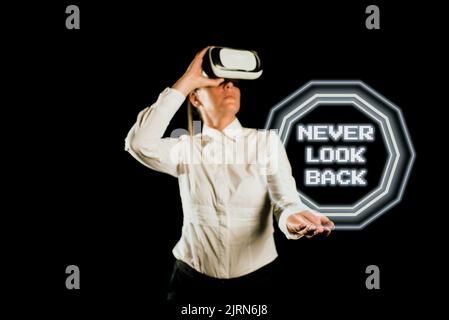 Textunterschrift mit „Never Look Back“. Internet-Konzept nicht bereuen für Ihre Aktionen optimistisch sein Comic Speech Bubble in Bang Shape Stockfoto