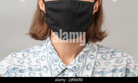 Frau mit schwarzer Schutzmaske im Gesicht, Nahaufnahme Stockfoto