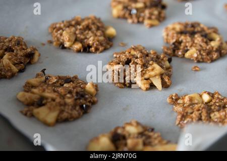 Gesunde und leckere Haferflocken-Kekse auf einem Backblech. Lifestyle Stockfoto