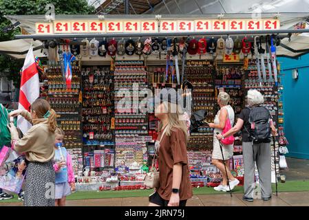 Ein farbenfroher Souvenirstand für Touristen an der Oxford Street West End London England Stockfoto