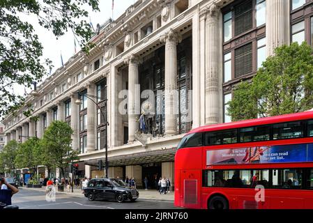 Die vordere façade des Kaufhauses Selfridges am Sommertag, Oxford Street, West End von London England Stockfoto