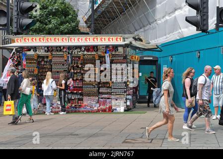 Ein farbenfroher Souvenirstand für Touristen an der Oxford Street West End London England Stockfoto