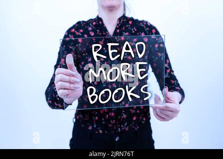 Schild mit der Anzeige „Read More Books“. Überblick über das Unternehmen Erhöhen Sie Ihr Bildungsniveau Erhalten Sie zusätzliche Informationen Hinweis mit wichtiger Botschaft über Notizbuch Stockfoto