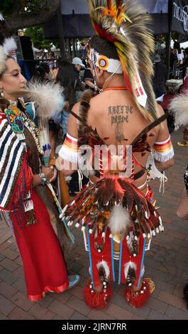 Bree Black Horse steht mit Derek Red Arrow Frank beim Native American Clothing Contest auf dem Indianermarkt von Santa Fe, New Mexico (siehe weitere Informationen) Stockfoto