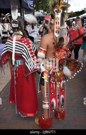 Bree Black Horse steht mit Derek Red Arrow Frank beim Native American Clothing Contest auf dem Indianermarkt von Santa Fe, New Mexico (siehe weitere Informationen) Stockfoto