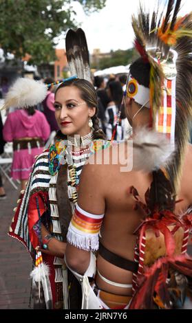 Bree Black Horse steht mit Derek Red Arrow Frank beim Native American Clothing Contest auf dem Indianermarkt von Santa Fe, New Mexico (siehe weitere Informationen) Stockfoto