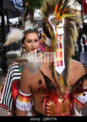 Bree Black Horse steht mit Derek Red Arrow Frank beim Native American Clothing Contest auf dem Indianermarkt von Santa Fe, New Mexico (siehe weitere Informationen) Stockfoto