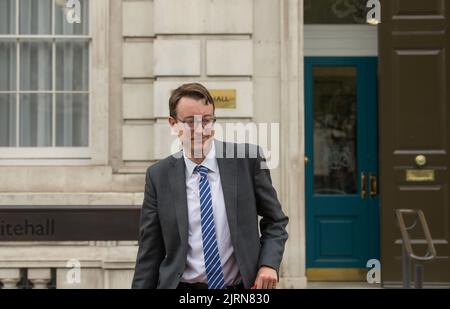 Der britische Finanzminister Simon Clarke verlässt das Kabinett 2022 in London Stockfoto