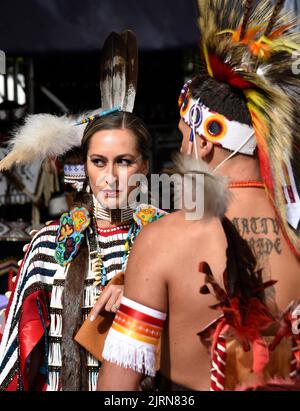 Bree Black Horse steht mit Derek Red Arrow Frank beim Native American Clothing Contest auf dem Indianermarkt von Santa Fe, New Mexico (siehe weitere Informationen) Stockfoto