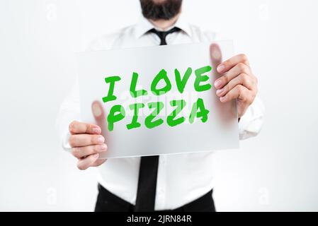 Text mit Inspiration I Love Pizza. Geschäftsidee, wie viel italienisches Essen mit Käse Schinken Pepperoni in Scheiben Frau Holding Light Bulb mit Stockfoto