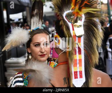 Bree Black Horse steht mit Derek Red Arrow Frank beim Native American Clothing Contest auf dem Indianermarkt von Santa Fe, New Mexico (siehe weitere Informationen) Stockfoto