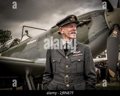 Ein fliegender Offizier aus dem Jahr WW2 vor Supermarine spitfire aus der Schlacht von Großbritannien Stockfoto