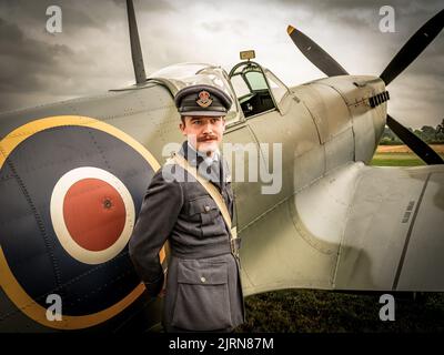 Ein fliegender Offizier aus dem Jahr WW2 vor Supermarine spitfire aus der Schlacht von Großbritannien Stockfoto
